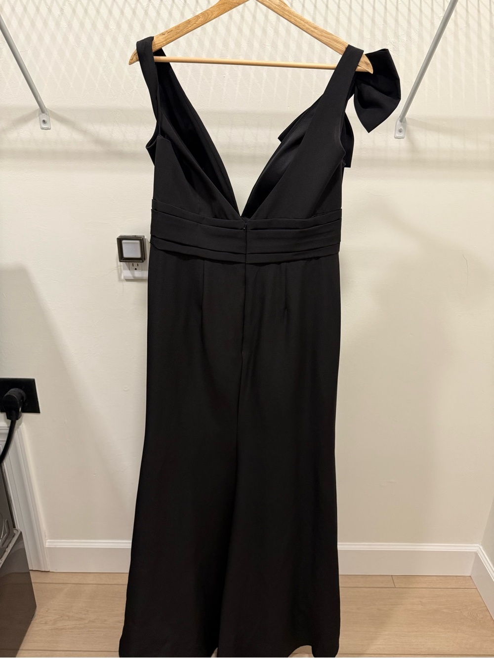 Mac Duggal Black One-Shoulder Bow-Detail V-Neck Gown - Picture 3 of 4